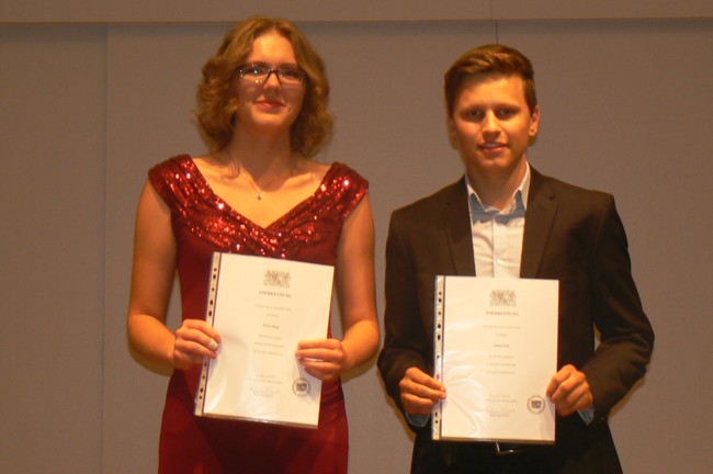 Für ihre Leistungen besonders ausgezeichnet von der Regierung von Oberfranken: Elvira Hann (10 b) und Justus Wolf (11 a)